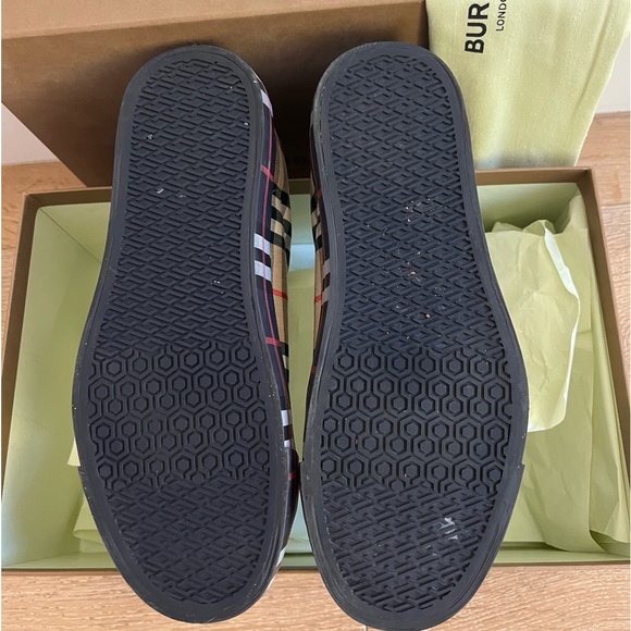 Used ones with box and shoe bag, model w/no laces and classic burberry Sizes:41 - Picture 2 of 7